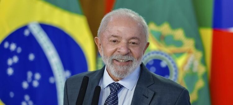 Lula celebra avanço do PIB e criação de empregos, e prevê novos programas
