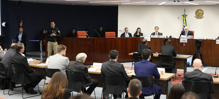 Mauro Cid entrega Bolsonaro: extremista recebeu e editou minuta do golpe