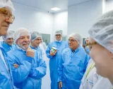 Lula visita fábrica que fornece 19 milhões de produtos ao SUS