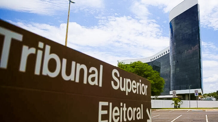 PT aciona TSE contra Flávio e Carlos Bolsonaro por fake news e propaganda antecipada