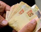 Renda mensal das famílias brasileiras atinge recorde em 2025