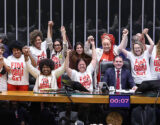 Em dia histórico para os trabalhadores, Câmara aprova fim da 6×1. Luta agora é no Senado