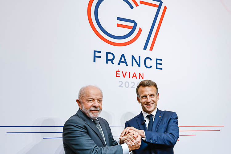 Lula discute defesa e soberania digital com Macron no G7