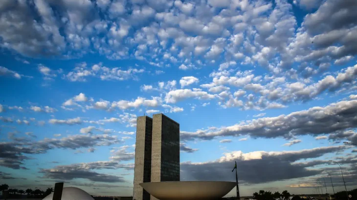 Câmara pauta projeto de Lula sobre redução de jornada enquanto Senado mantém indefinições sobre PEC da 6×1