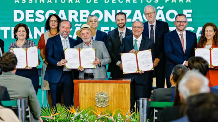 Lula assina decretos para baratear conta de luz e acelerar transição verde
