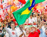Lula arrasta multidão em Fortaleza e defende democracia e fim das bets