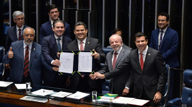 Tá valendo! Com a presença de Lula, Congresso promulga fim da 6×1 e encerra luta histórica do povo brasileiro